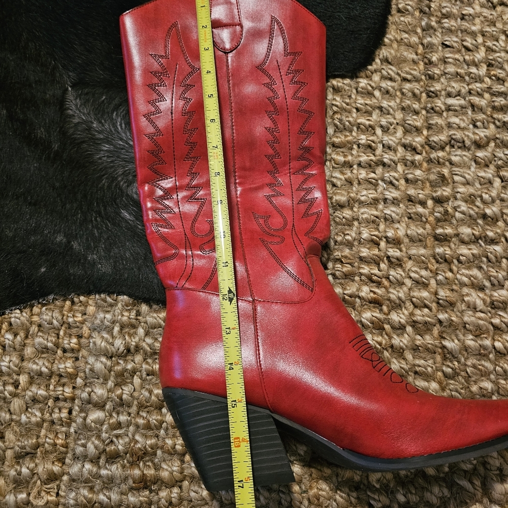 Red boots - Picture 2 of 3